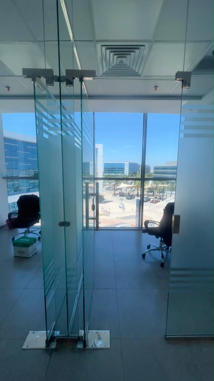 V5 Business Hub — فواصل زجاجية ومكاتب مستقلة