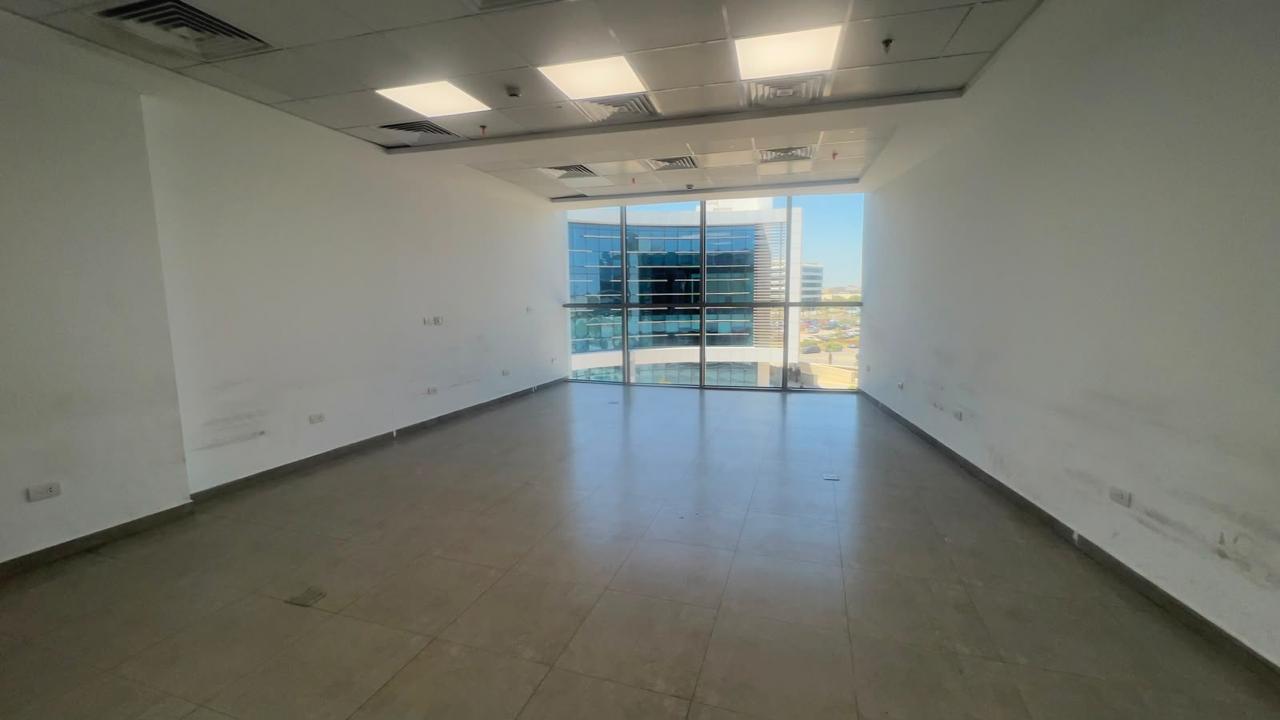 V5 Business Hub — مكتب واسع بإضاءة طبيعية