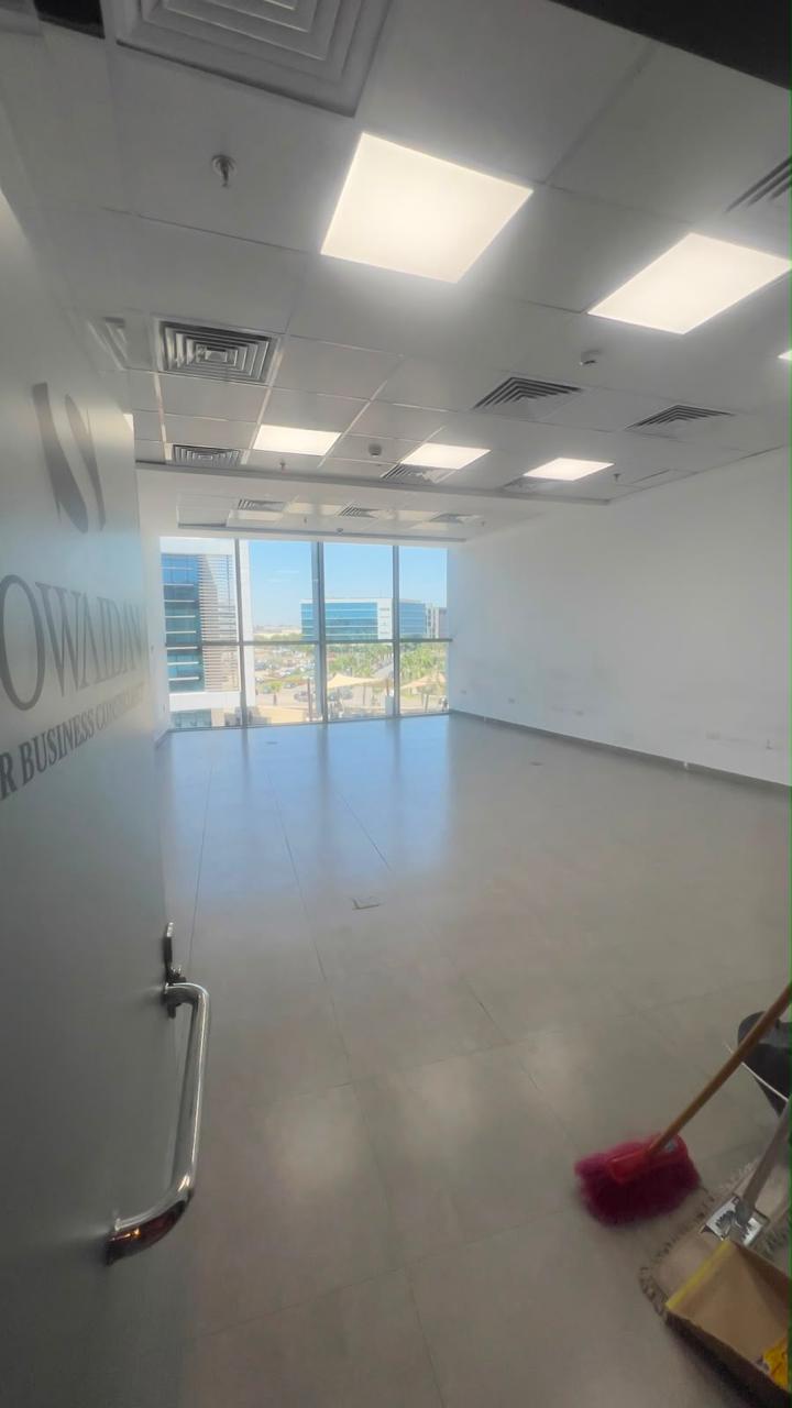V5 Business Hub — مكتب بإطلالة على Smart Village