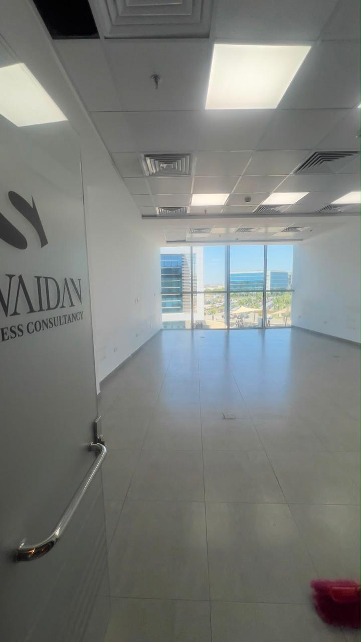 V5 Business Hub — مدخل مكتب بإطلالة زجاجية كاملة