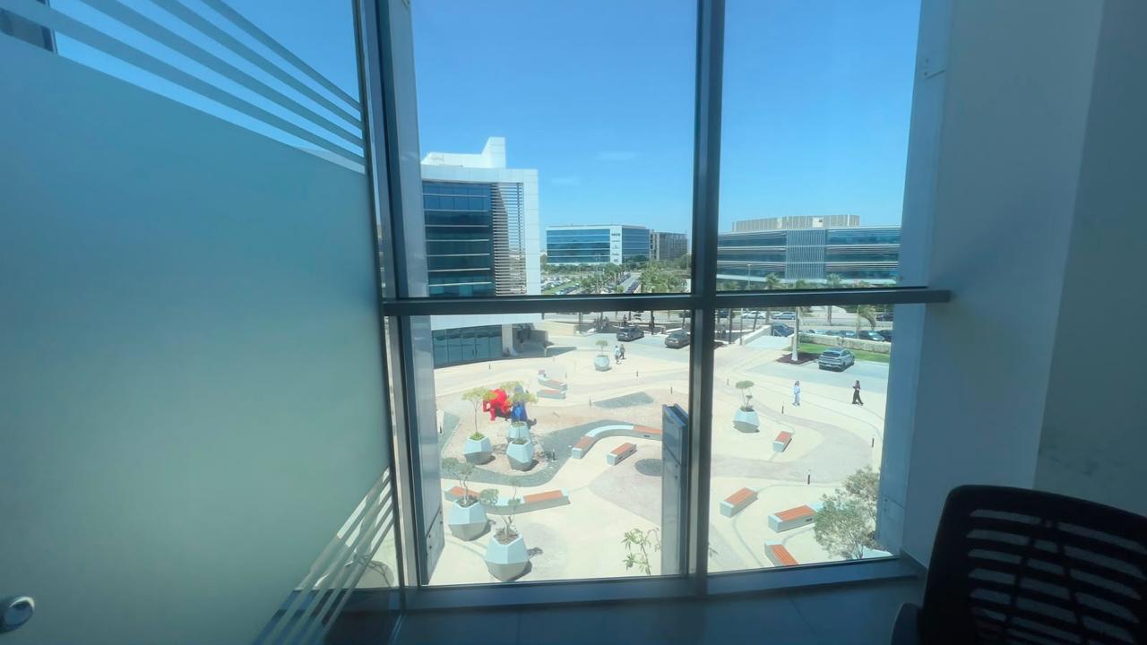 V5 Business Hub — إطلالة على بلازا Smart Village