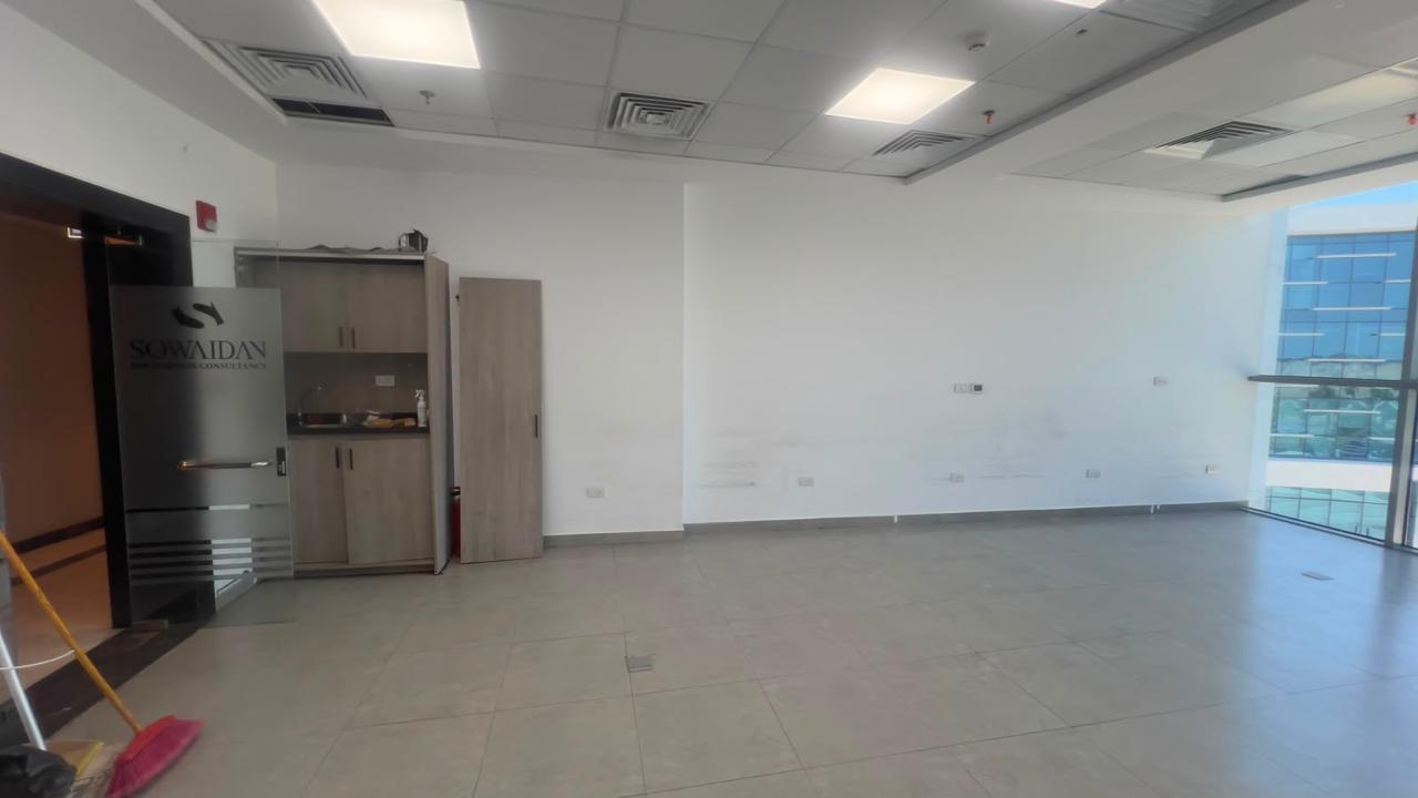 V5 Business Hub — مكتب بمطبخ صغير مجهز