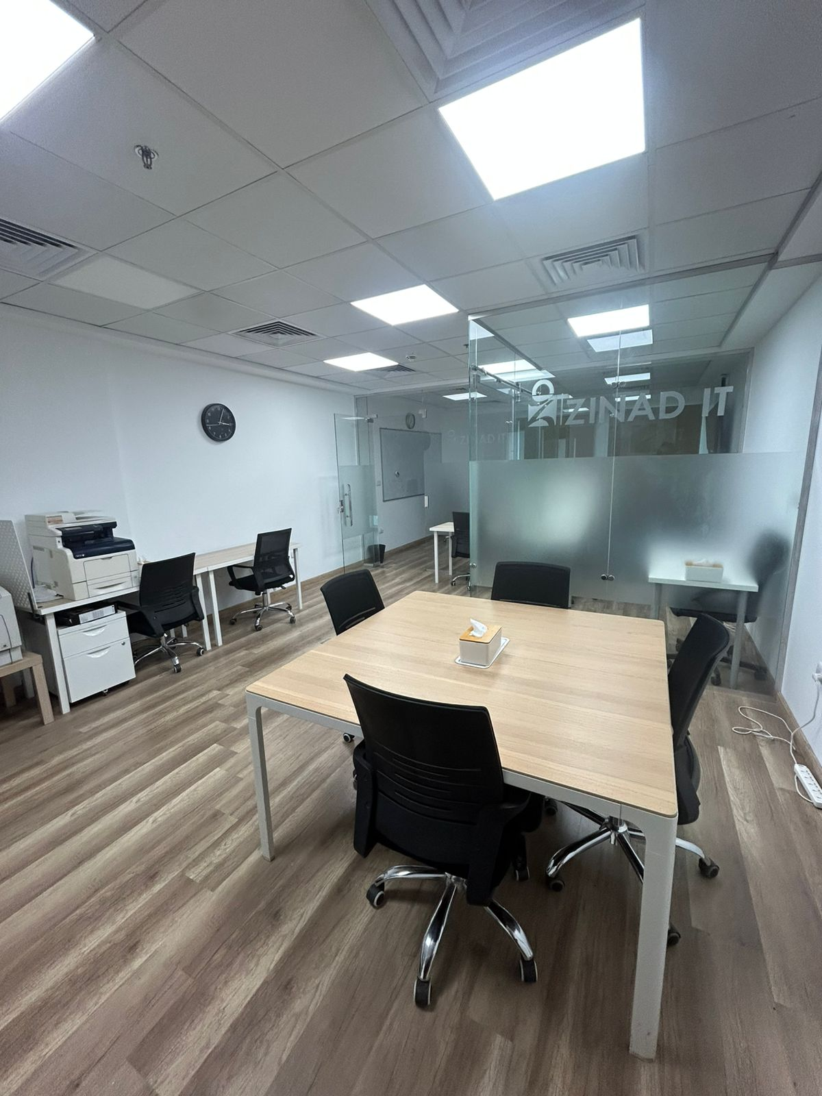 V5 Business Hub — قاعة اجتماعات ومساحة عمل مشتركة